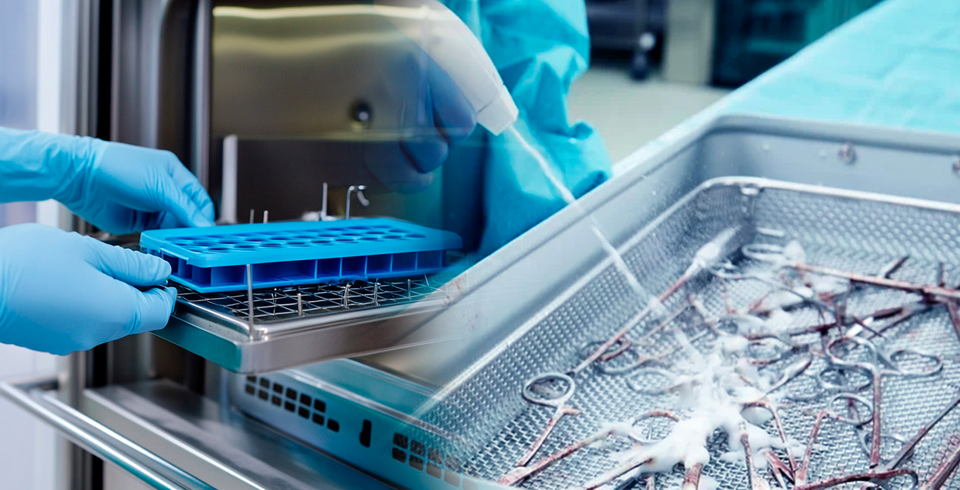 Permite agregar o aplicar agentes químicos de limpieza en el proceso de lavado